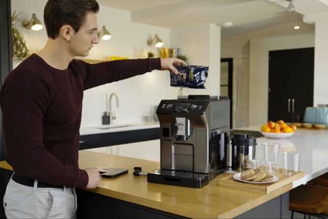 Adeus, c&aacute;psulas? Entenda por que as cafeteiras que moem gr&atilde;os na hora viraram febre em 2026