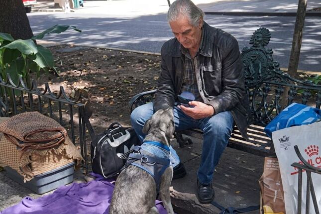 Ator de novela exibida no SBT vive nas ruas e depende de ajuda de vizinhos