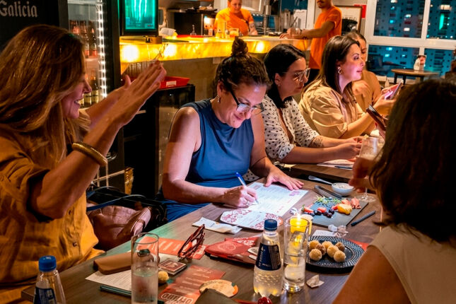 Bar cria clube semanal para incentivar experi&ecirc;ncias e desconex&atilde;o do celular em Santos