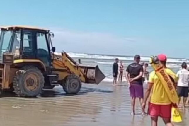 Carro de marca de luxo fica atolado em praia do Litoral de SP e &eacute; resgatado por retroescavadeira