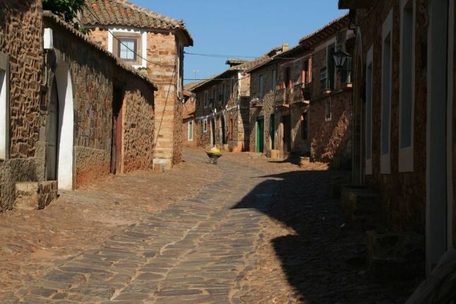Pequena vila 'contrata' moradores e oferece casa sem vizinhos e ruas sem tr&acirc;nsito