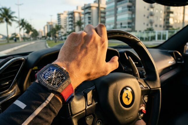 O mercado invis&iacute;vel: Por que o rel&oacute;gio de um astro do futebol rende mais que um im&oacute;vel de luxo?