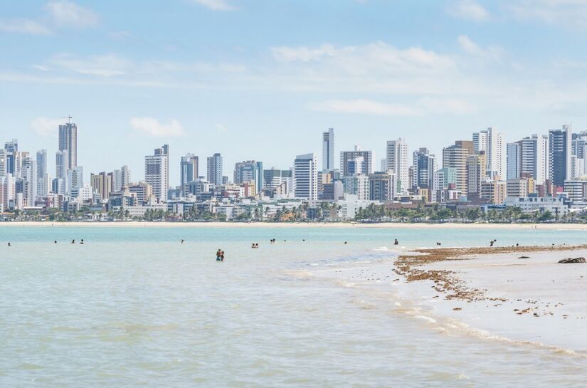JOÃO PESSOA (PB). A capital paraibana reúne praias de águas claras e calmas, como a de Bessa (foto), com boa infraestrutura turística e preços mais baixos que outros destinos turísticos próximos.