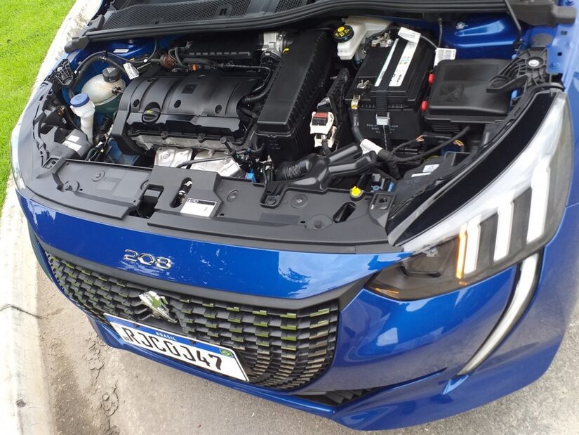 O motor do Peugeot 208 Griffe é um 1.6 flex 16 válvulas, e ele tem transmissão automática sequencial de seis marchas