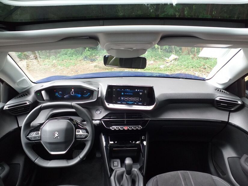 O i-Cockpit 3D vem com volante reduzido, base e topo achatados, o que permite uma boa visualização dos instrumentos