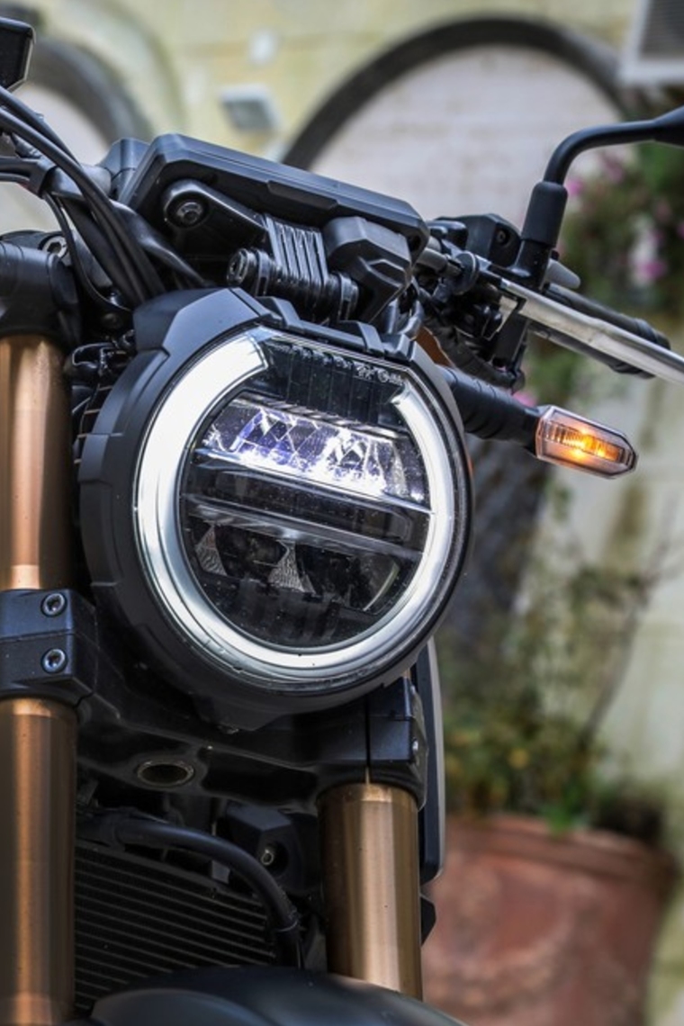 A CB 650R incorporou o design Neo Sports Café, que mistura formas minimalistas com o clássico farol circular em uma versão moderna, com led