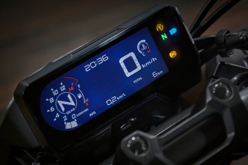 O painel da Honda CB 650R é inteiramente digital e multicolor, orientando o piloto sobre o melhor momento para a passagem das marchas
