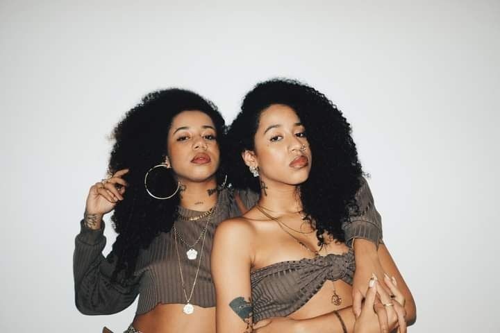 As gêmeas Tasha e Tracie Ona Okereke são DJs, estilistas, diretoras de arte, produtoras culturais, blogueiras e ativistas