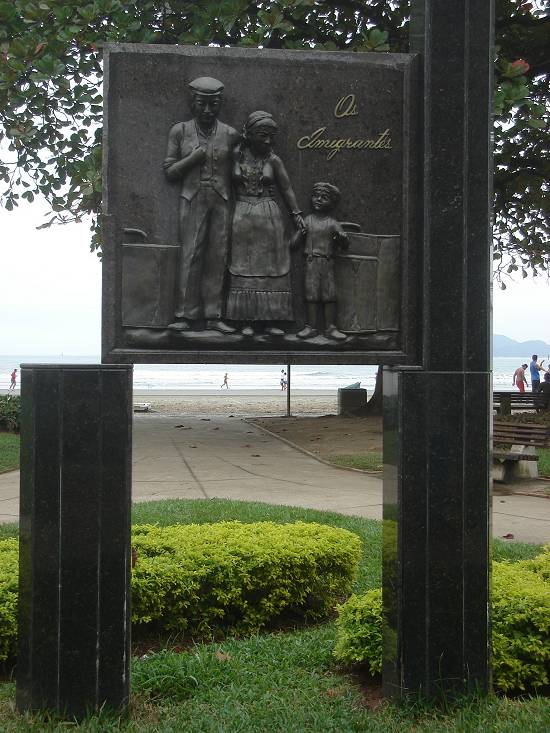 Antes do furto, a escultura tinha uma família de imigrantes feita em bronze