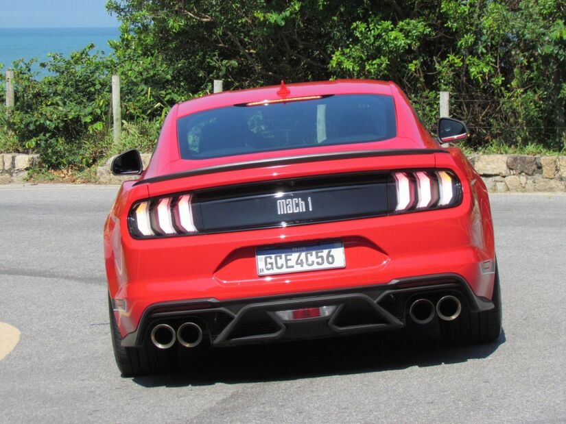 Na parte de trás, se destacam o elegante aerofólio e as quatro ponteiras de escapamento integradas, originárias do Shelby GT500, além das lanternas unidas por uma faixa preta que ostenta a assinatura (Luiza Kreitlon/AutoMotrix)