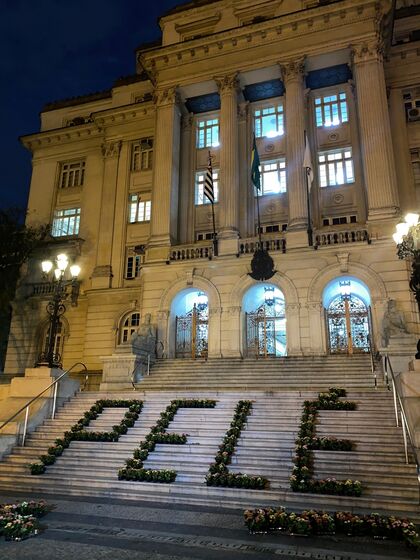 Palácio José Bonifácio, sede da Prefeitura, um arranjo que forma a grafia do nome Pelé/ Divulgação/PMS