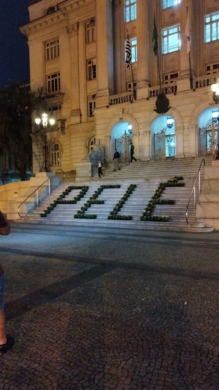 Palácio José Bonifácio, sede da Prefeitura, um arranjo que forma a grafia do nome Pelé /Divulgação/PMS