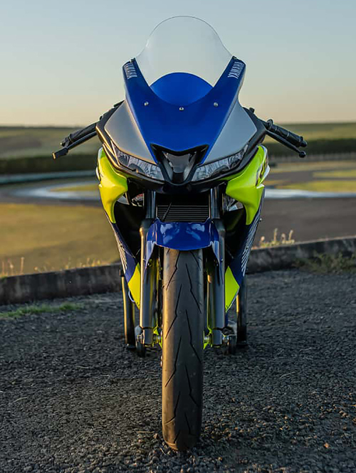 A esportiva de baixa cilindrada tem motor monocilíndrico de 155 cm&#xB3; movido somente a gasolina - Fotos: Divulgação