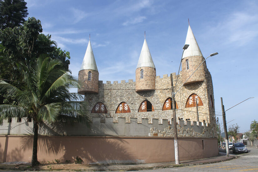 Conheça partes do castelo do Rei Ivanio I, empresário de Cubatão que transformou o quintal no seu reinado (Nair Bueno/DL)