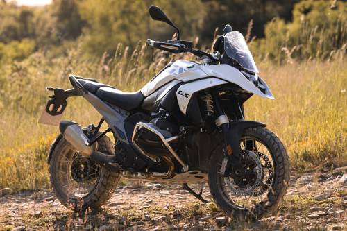 O motor boxer de 1.300 cc produz uma potência de 145 cavalos a 7.750 rpm - Fotos: Divulgação