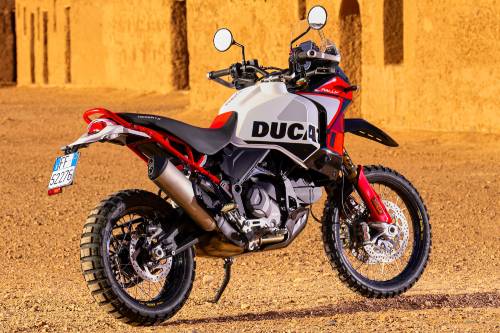 A DesertX Rally está equipada com o bicilíndrico Ducati Testastretta 11 graus de 937 cc com distribuição desmodrômica, também presente na Monster 937 e na Multistrada V2- Fotos: Divulgação