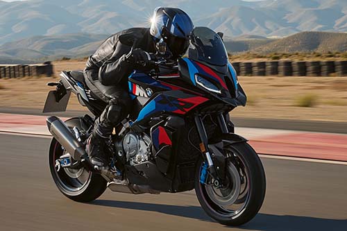 A BMW M 1000 XR tem motor de quatro cilindros refrigerado a água com 201 cavalos de potência e 11,3 kgfm de torque, com um total de 14.600 rotações - Fotos: Divulgação