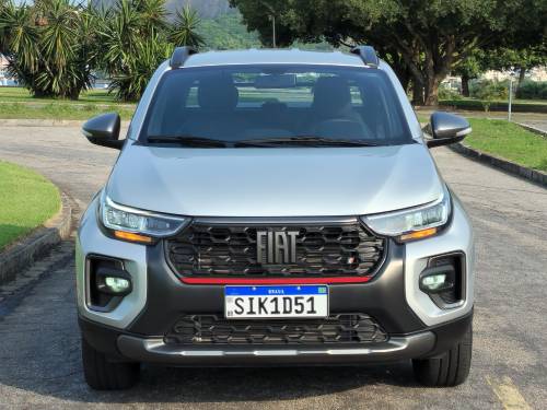 A versão Ultra da picape Fiat Strada vem com capota marítima de série - Fotos: Luiza Kreitlon/AutoMotrix