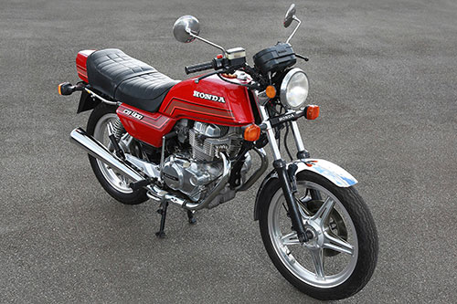 A CB400 era produzida na Zona Franca de Manaus e equipada com um motor de 40 cavalos de potência e 3,2 kgfm de torque - Fotos: Divulgação