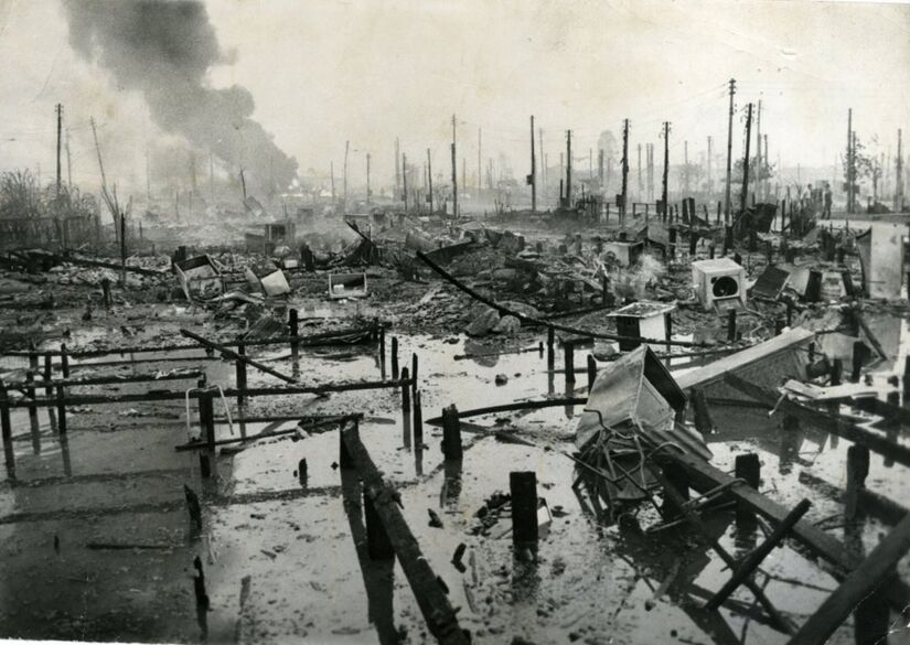 Destroços após incêndio na Vila Soco, em Cubatão (SP). (Foto: Folhapress/25/02/1984) 