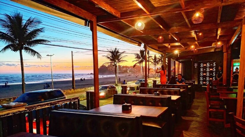 "Luuma Gastrobar" fica na orla da Praia do Sonho e aproveita uma linda paisagem / Foto: Divulgação Luuma Gastrobar