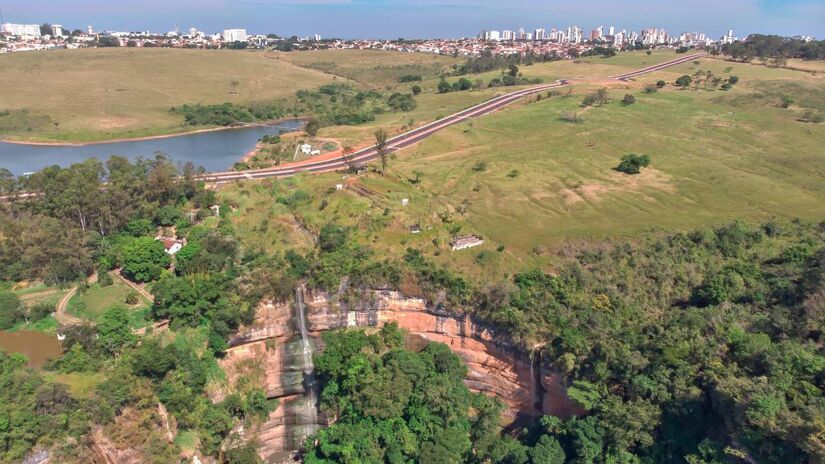 Cachoeira do Bicão, que despenca para o vale com aproximadamente 55 metros de altura / Divulgação/Prefeitura Municipal de Marília