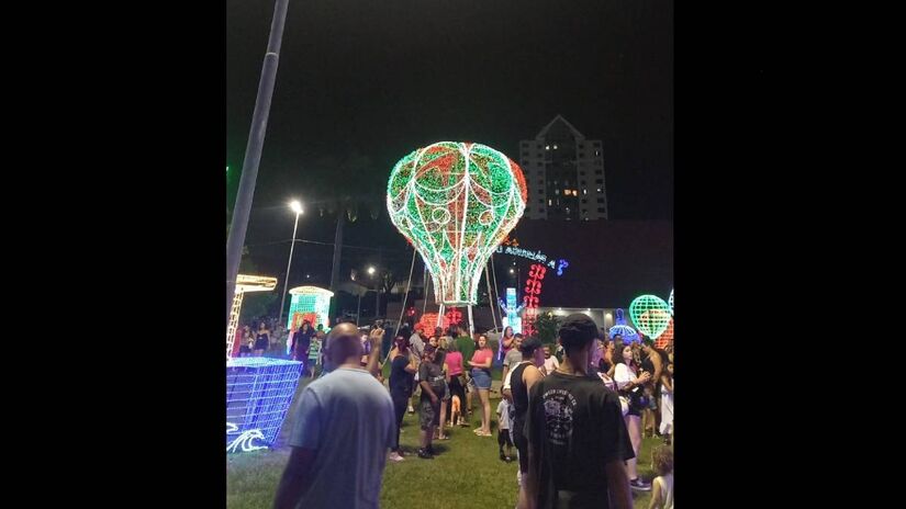 Em frente à Prefeitura, estão instalados os enfeites que são parte das temáticas 'Parque do Papai Noel' e 'Fábrica do Papai Noel' / Diário do Litoral