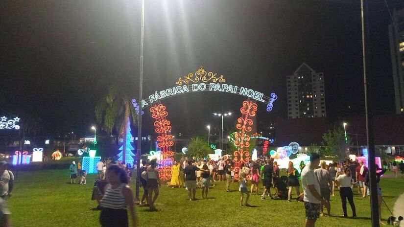 Em frente à Prefeitura, estão instalados os enfeites que são parte das temáticas 'Parque do Papai Noel' e 'Fábrica do Papai Noel' / Diário do Litoral