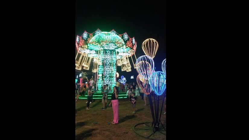 Em frente à Prefeitura, estão instalados os enfeites que são parte das temáticas 'Parque do Papai Noel' e 'Fábrica do Papai Noel' / Diário do Litoral