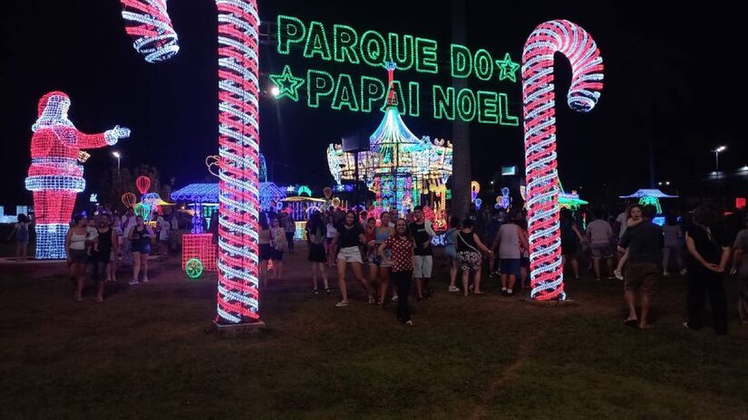 Em frente à Prefeitura, estão instalados os enfeites que são parte das temáticas 'Parque do Papai Noel' e 'Fábrica do Papai Noel' / Diário do Litoral