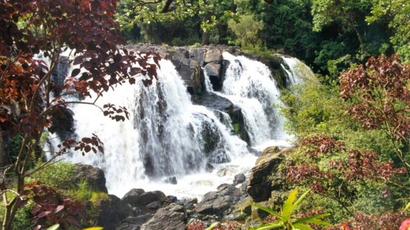 Poços de Caldas possui diversas opções de atividades, como a cachoeira Véu das Noivas / Divulgação/Prefeitura de Poços de Caldas