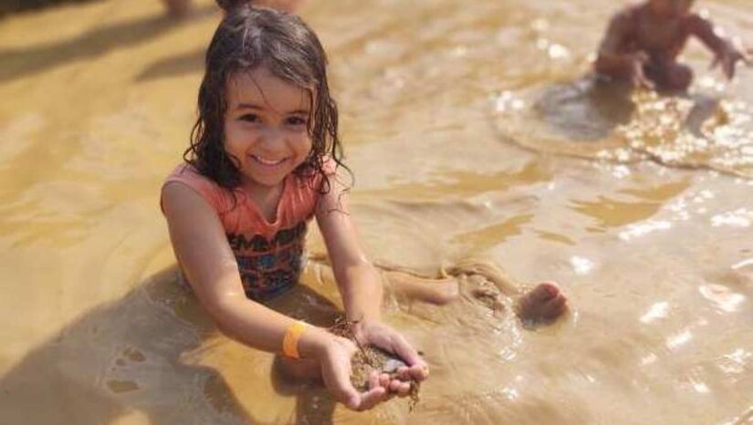 O banho de lama diverte a criançada enquanto refresca do calor / Divulgação/Parque Della Vittoria