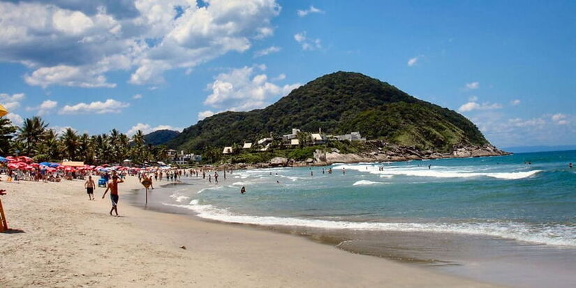 A Praia das Pitangueiras é a principal de Guarujá, localizada no centro da cidade / Divulgação