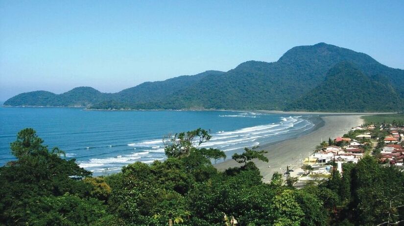 A praia do Arpoador em Peruíbe só pode ser acessada por trilhas guiadas ou por barco / Divulgação