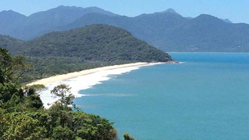 Praia de tombo com aproximadamente 1,5Km de areia fina e fofa, entorno arborizado por abricós e o encontro dos Rios Quiririm com o Puruba /Divulgação