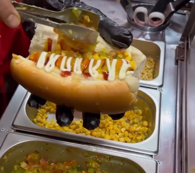 É o cliente que escolhe o que vai no seu hot-dog / Crédito: Instagram/DogaoDeOsasco