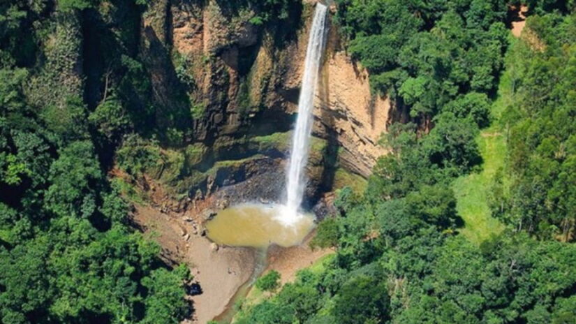 A Cachoeira Saltão possui 75 metros de altura e está localizada em Itirapina / Divulgação/saltao.com.br