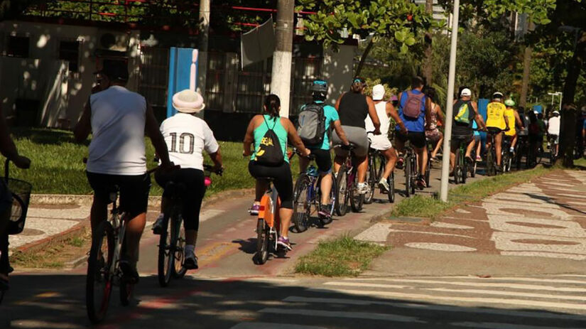 Os quase 5 km de extensão acompanham os jardins da orla e são amplamente utilizados pelos ciclistas / Divulgação