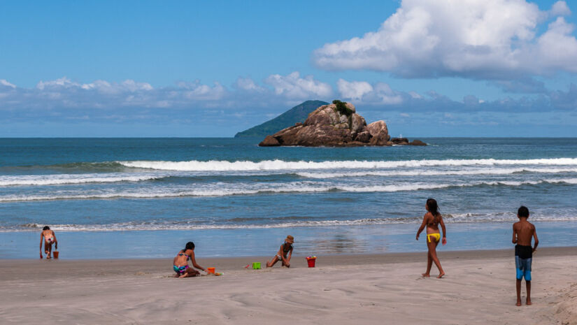 O mar calmo é ideal para crianças e para quem deseja relaxar sem enfrentar ondas fortes / Divulgação/PMSS