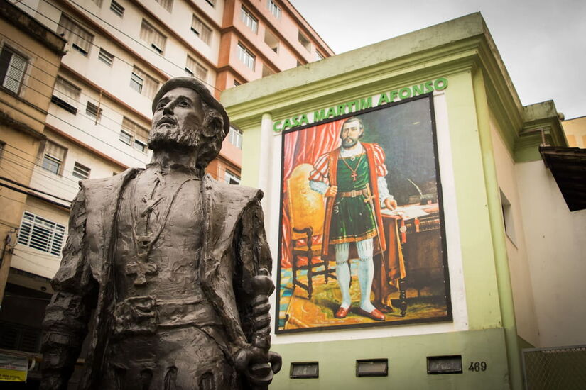 A Casa é uma homenagem a Martim Afonso de Souza, fundador da Vila de São Vicente