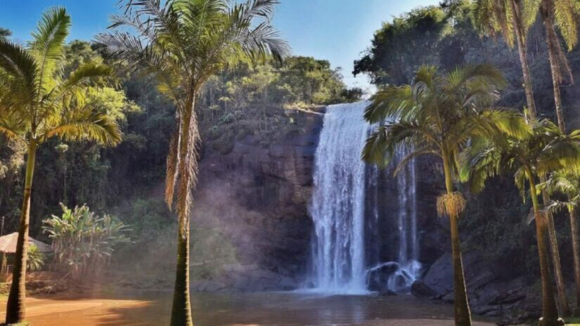 A queda d'água, com 38 metros de altura, forma um lago raso e cristalino / Divulgação/Cachoeira Grande de Lagoinha