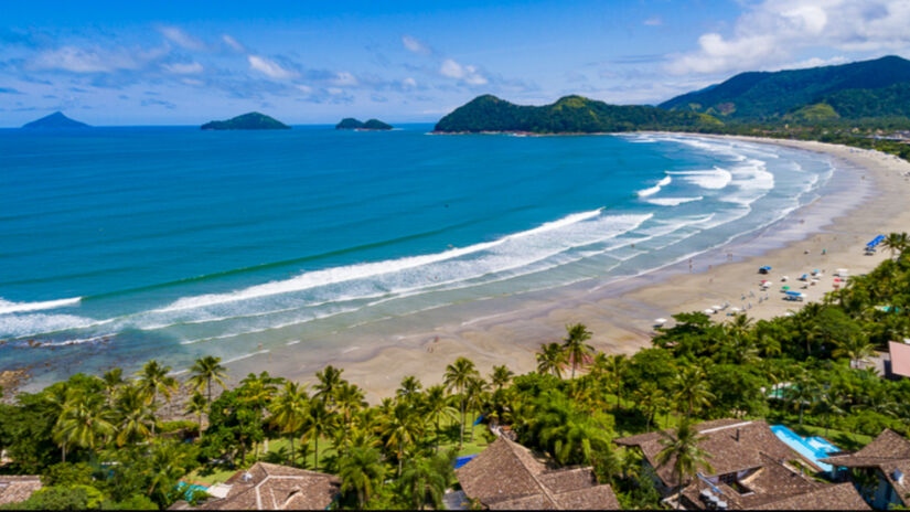 A praia oferece um ambiente propício para caminhadas que levam até o Mirante da Baleia / Divulgação/PMSS