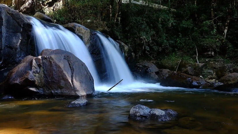 Com atrativos naturais como trilhas ecológicas / Divulgação