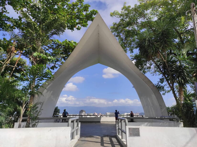 O Memorial dos 500 Anos está entre as praias do Itararé e dos Milionários, sendo considerado um dos pontos turísticos mais belos da cidade