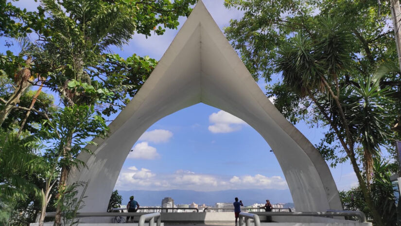 O monumento em forma de arco é dedicado aos 500 anos do Descobrimento do Brasil / Divulgação/PMSV