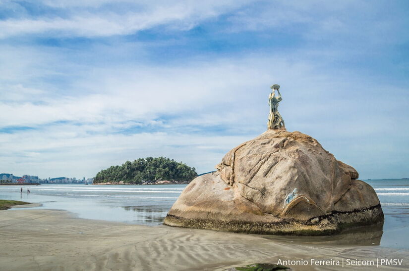 A Pedra da Feiticeira é uma formação rochosa localizada na Praia do Itararé