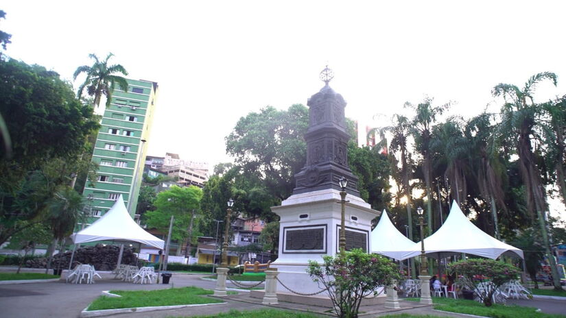 A Praça 22 de Janeiro está situada no centro de São Vicente, ao lado da Biquinha de Anchieta