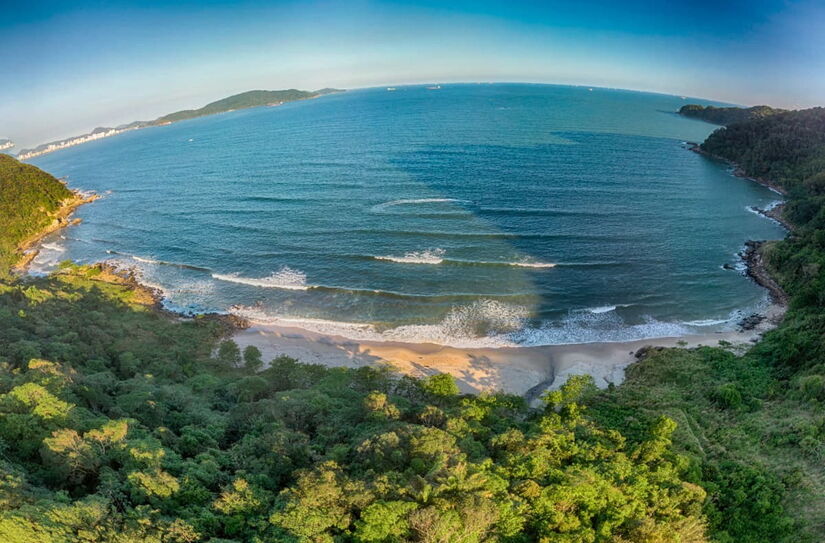 A Praia do Itaquitanduva pertence ao Parque Estadual Xixová-Japuí, equivalendo a 300 metros dos 900 alqueires do parque