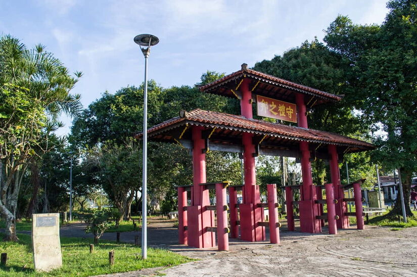 Inaugurada em agosto de 1998, a Praça Kotoku Iha se caracteriza como o marco da Rua Japão