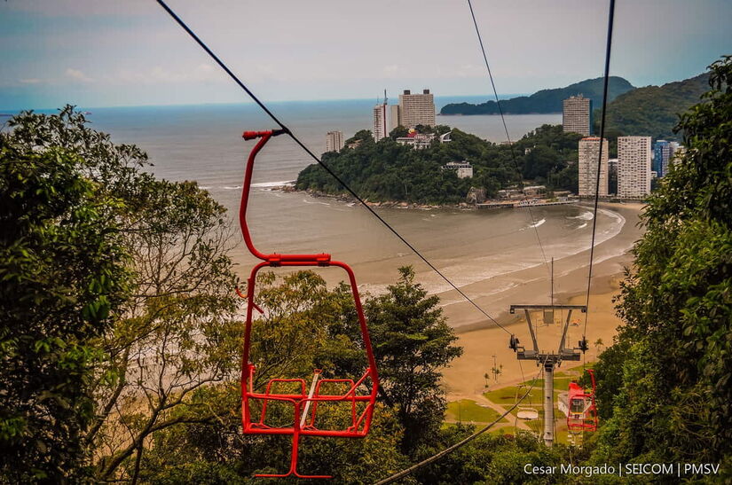 O contato com a natureza ao passar pelas copas de árvores no Teleférico de São Vicente, faz do passeio de teleférico uma experiência única